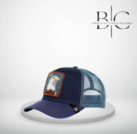 كاب كحلي بطبعة في المنتصف