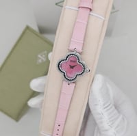 ساعة فان كليف باللون البنكي