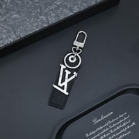 ميدالية لويس فيتون اسود