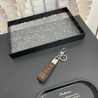 ميدالية لويس فيتون جلد بني