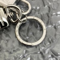 ميدالية لويس فيتون جلد بني