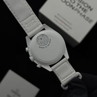 اوميغا سواتش الشهيرة سنوبي باللون الابيض الجديد