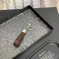 ميدالية لويس فيتون جلد بني