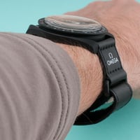 اوميغا سواتش سنوبي باللون الاسود الجديد