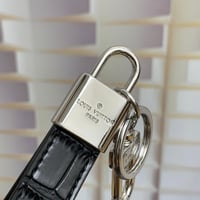 ميدالية لويس فيتون جلد اسود