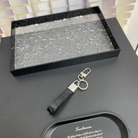 ميدالية لويس فيتون جلد اسود