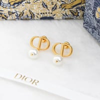 حلق ديور Dior ذهبي
