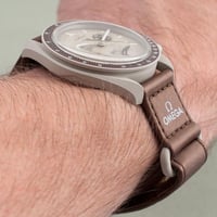 اوميغا سواتش مون سواتش زحل