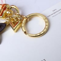 ميدالية لويس فيتون النسائية