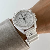 اوميغا سواتش الشهيرة سنوبي باللون الابيض الجديد