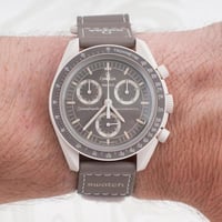 اوميغا سواتش باللون الجديد