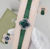 ساعة فان كليف باللون الأخضر