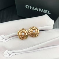 حلق شانيل وردة