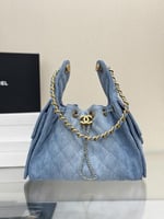 شنطة دينيم شانيل بلون أزرق فاتح وسلسة ذهبية