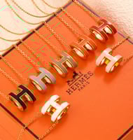 طقم هيرمز الأكثر شهرة سلسال مع حلق