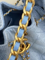 شنطة دينيم شانيل بلون أزرق فاتح وسلسة ذهبية