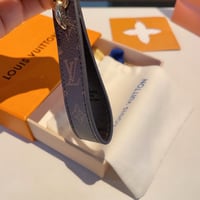 ميدالية لويس فيتون ذهبي