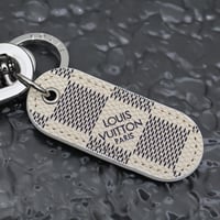 ميدالية لويس فيتون ابيض