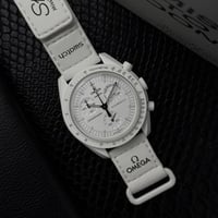 اوميغا سواتش الشهيرة سنوبي باللون الابيض الجديد