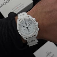 اوميغا سواتش الشهيرة سنوبي باللون الابيض الجديد