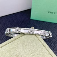 اسوارة بانقل فان كليف بيرلي