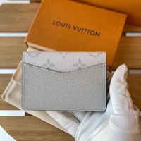 محفظة لويس فيتون