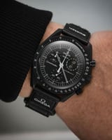 ساعة اوميقا سواتش باللون الأسود