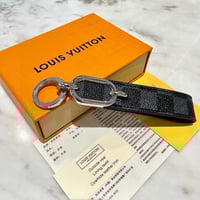 ميدالية لويس فيتون اسود بفضي