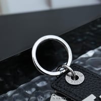 ميدالية لويس فيتون اسود