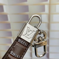 ميدالية لويس فيتون جلد بني