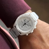 ساعة اوميغا سواتش باللون الأبيض