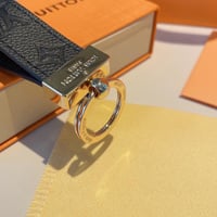 ميدالية لويس فيتون اسود بذهبي