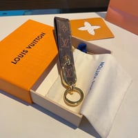 ميدالية لويس فيتون ذهبي