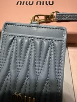 تعليقة بطايق ميو ميو باللون الأكثر طلباً