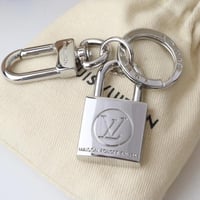 ميدالية لويس فيتون قفل