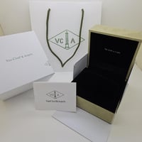 ساعة فان كليف باللون الأخضر