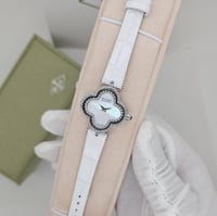 ساعة فان كليف باللون الأبيض