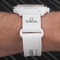 اوميغا سواتش سنوبي باللون الابيض الجديد