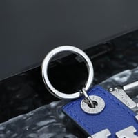 ميدالية لويس فيتون ازرق