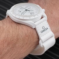 اوميغا سواتش سنوبي باللون الابيض الجديد