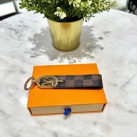 ميدالية لويس فيتون بني بذهبي