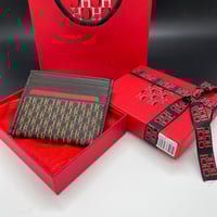 محفظة بطايق كارولينا هيريرا