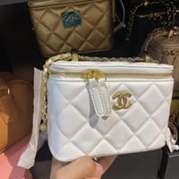 شنطة شانيل وسط