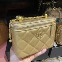 شنطة شانيل وسط