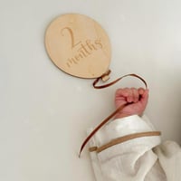 لوحة خشبيه على شكل بالون