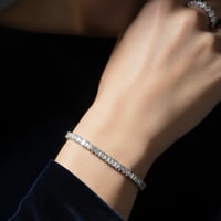 طقم نسائي فاخر مرصع بفصوص الزيركون