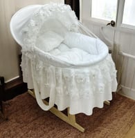 سرير بيبي تل مطرز ورد بارز