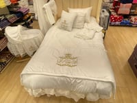 طقم مفرش نفاس بتطريز الاسم في القطع