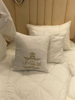 طقم مفرش نفاس بتطريز الاسم في القطع