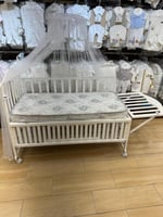 سرير اطفال شامل الرتبه والناموسيه